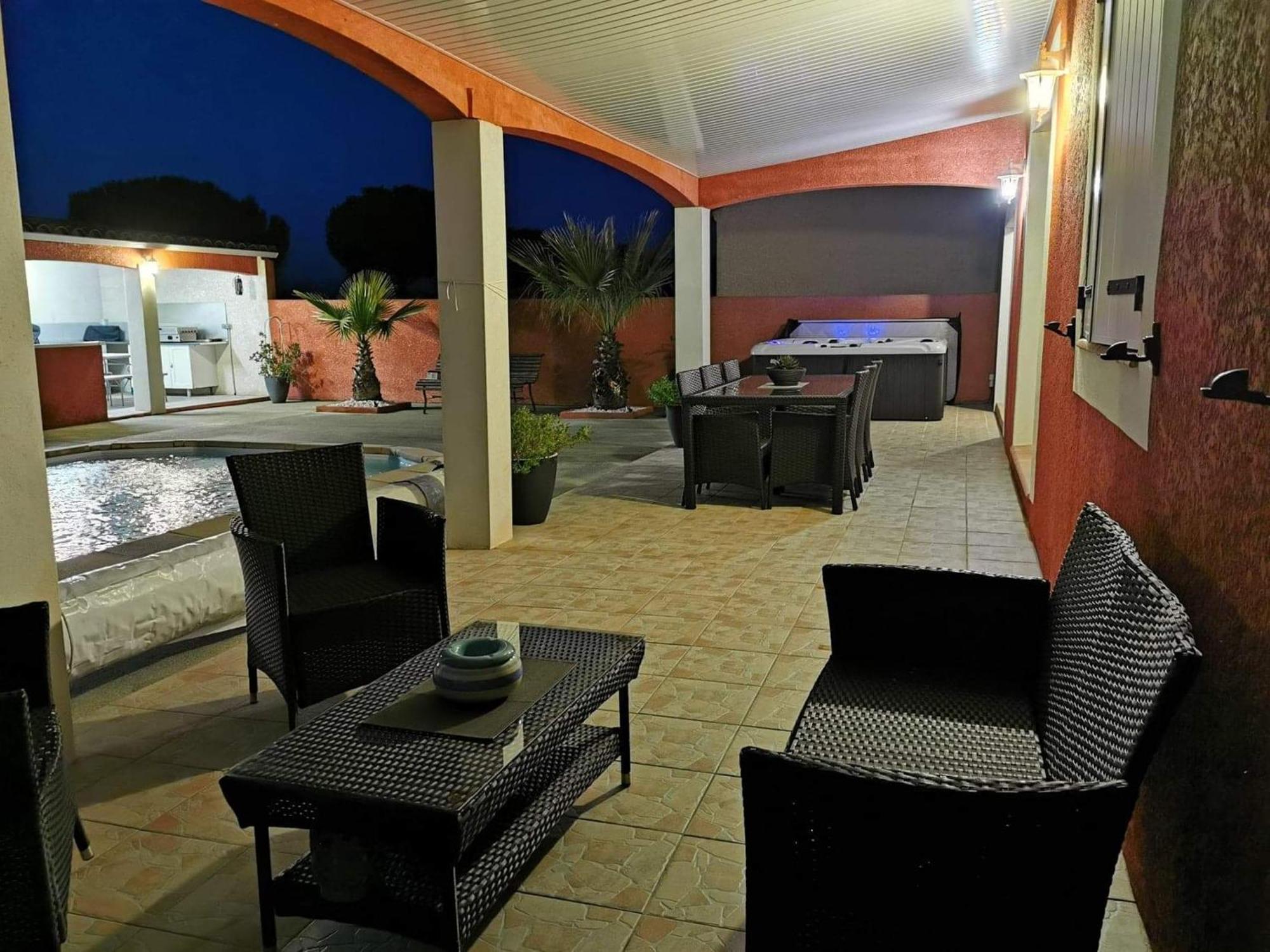 Villa Elegante A Carcassonne Avec Jardin Et Jacuzzi Exterior photo